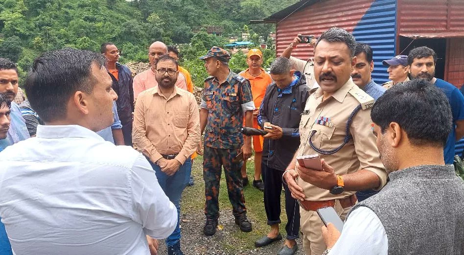 TehriGarhwalPol's tweet photo. हेलो टिहरी
#UKPRescueOps
वरिष्ठ पुलिस अधीक्षक टिहरी गढ़वाल के नेतृत्व में आपदा क्षेत्र में टिहरी पुलिस द्वारा सुबह से लगातार चलाया जा रहा है राहत व बचाव कार्य।
———————————————
#navneetbhullar #ssptehri #UttarakhandPolice https://t.co/lxI0XjhoZ3