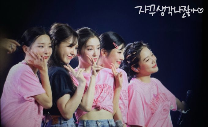 Loopieeeeee's tweet photo. Red Velvet will always be my home 🫶 https://t.co/EperAtcKqo