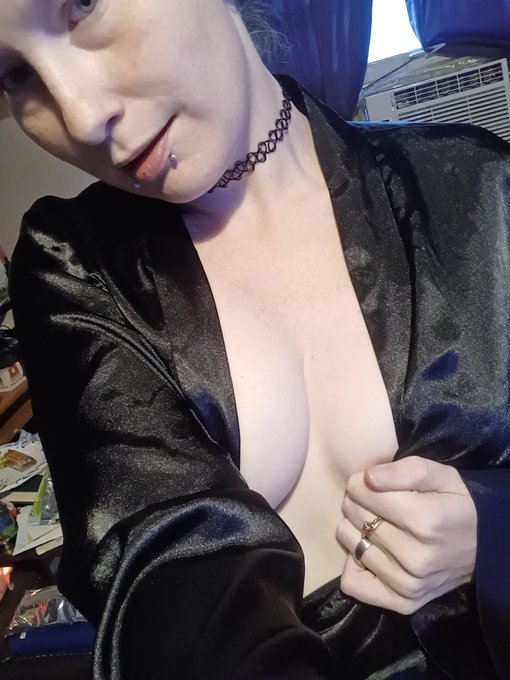 Good morning sexy people. I finally found my silk robe! It feels so good on my skin https://t.co/Nfj<a href="/tag/smokingfetish"class="tags"><span>#smokingfetish</span></a>