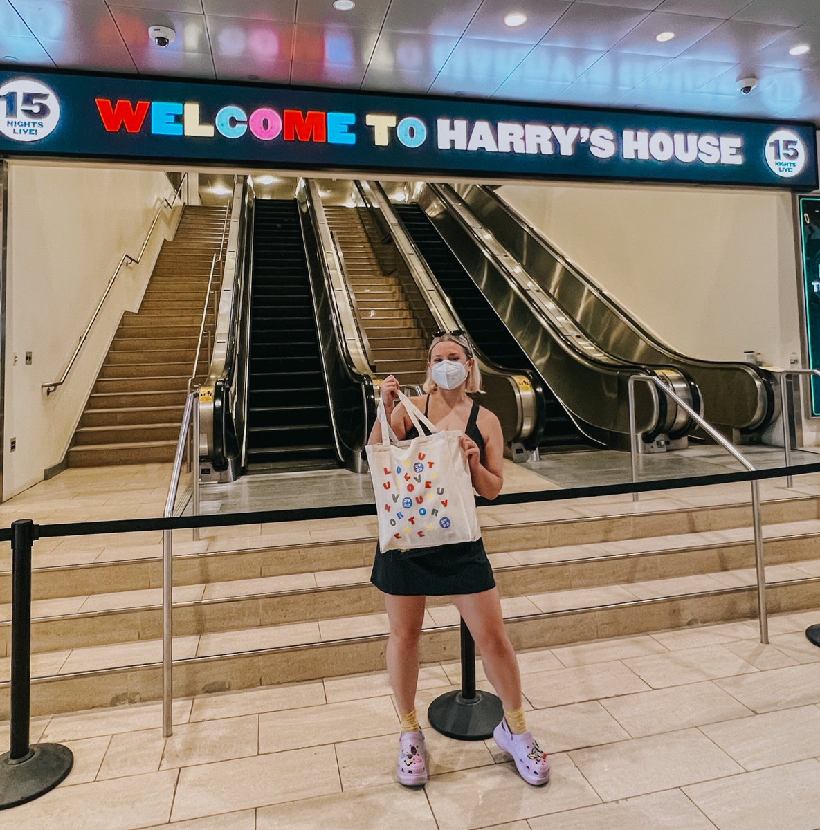 readysetsasha's tweet photo. early access merch was the move ✅🫶🏼 #hslot #LoveOnTourNewYork #HarryStyles #harrystylesmerch https://t.co/o6WTKGIsbZ