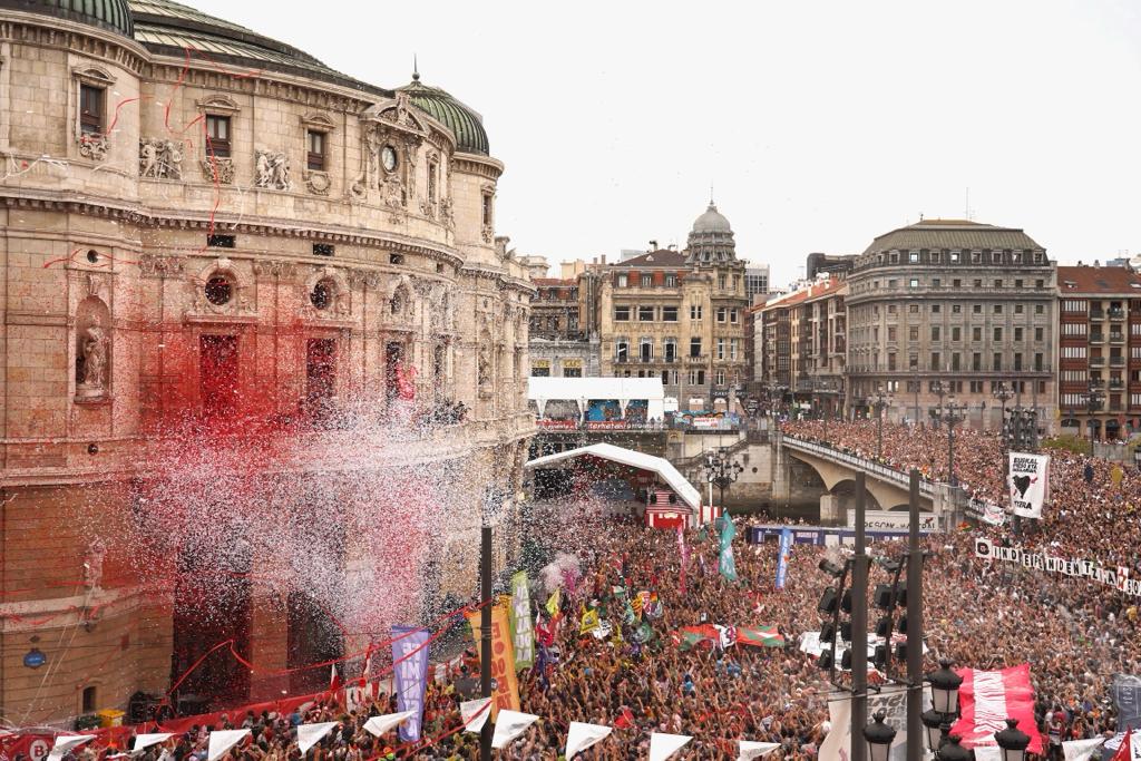 bilbao_jaiak's tweet photo. 📸📸🎉🎉 Ya ha comenzado #AsteNagusia2022 y como siempre, gracias a todos vosotros y todas vosotras, el ambiente ha sido genial. Nos quedan 9 días de fiesta ininterrumpida. Ondo pasa!

#AsteNagusia #Bilbao https://t.co/q1fpvPqRPz