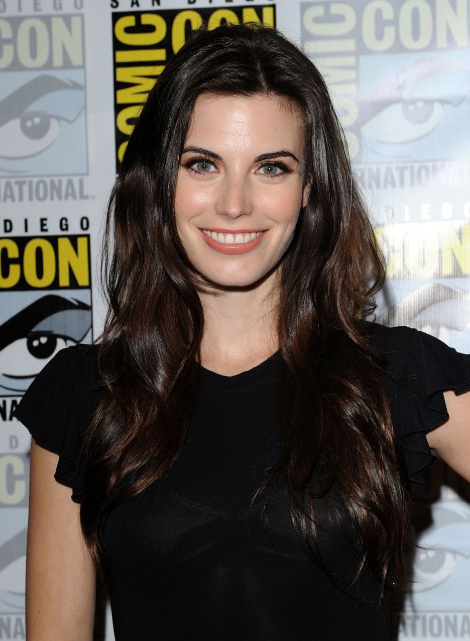 Happy birthday to the amazing Meghan Ory    