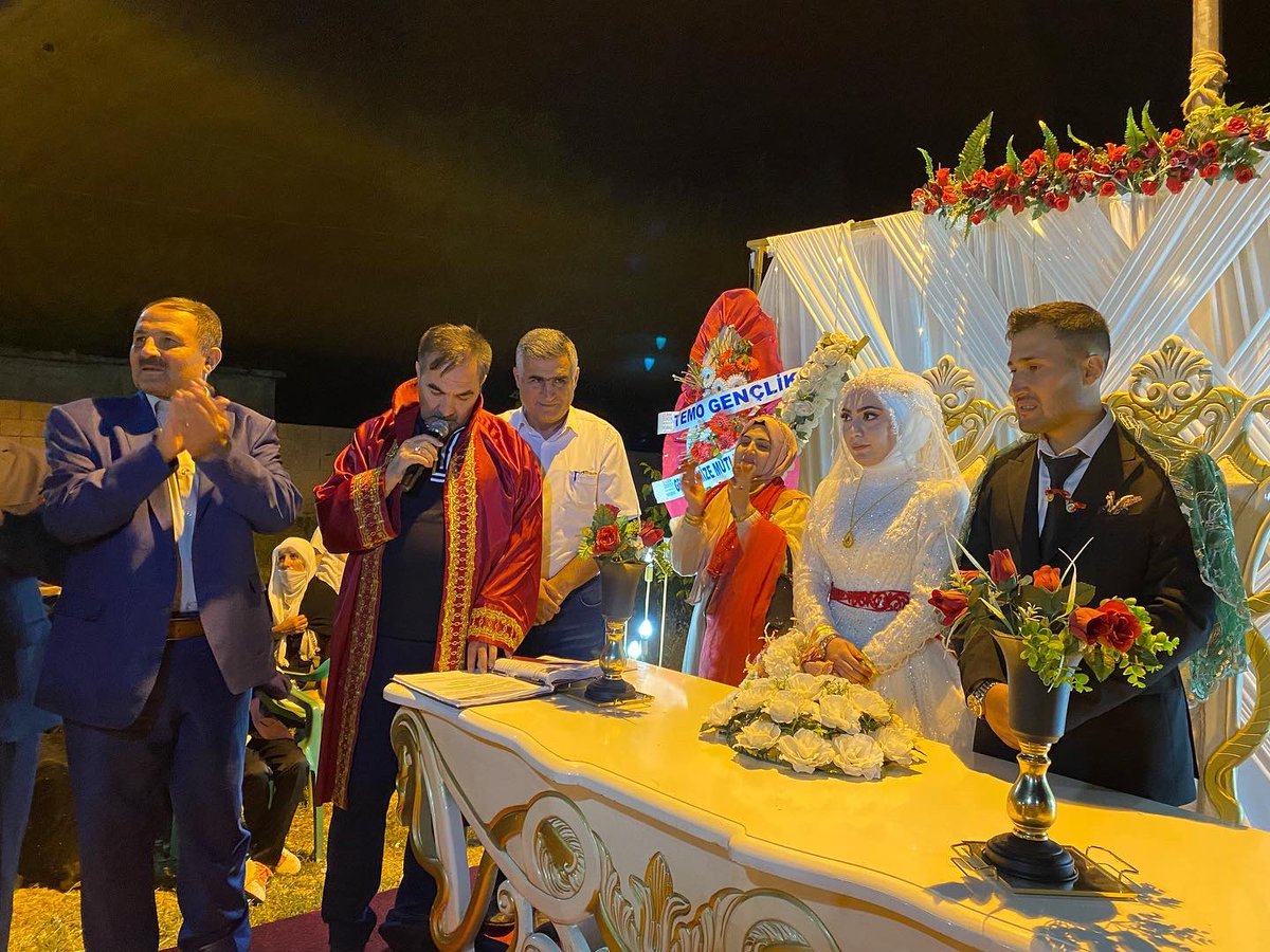 MumtazCoban's tweet photo. Esra &amp; Malik Safter Adem çiftimizin nikah akitlerini gerçekleştirdik. 

Genç çiftlerimize bir ömür boyu
mutluluklar diliyor, her iki aileyi de tebrik ediyorum.

#nikah 
#düğün 
#ahlat https://t.co/8oqbjq9KYQ