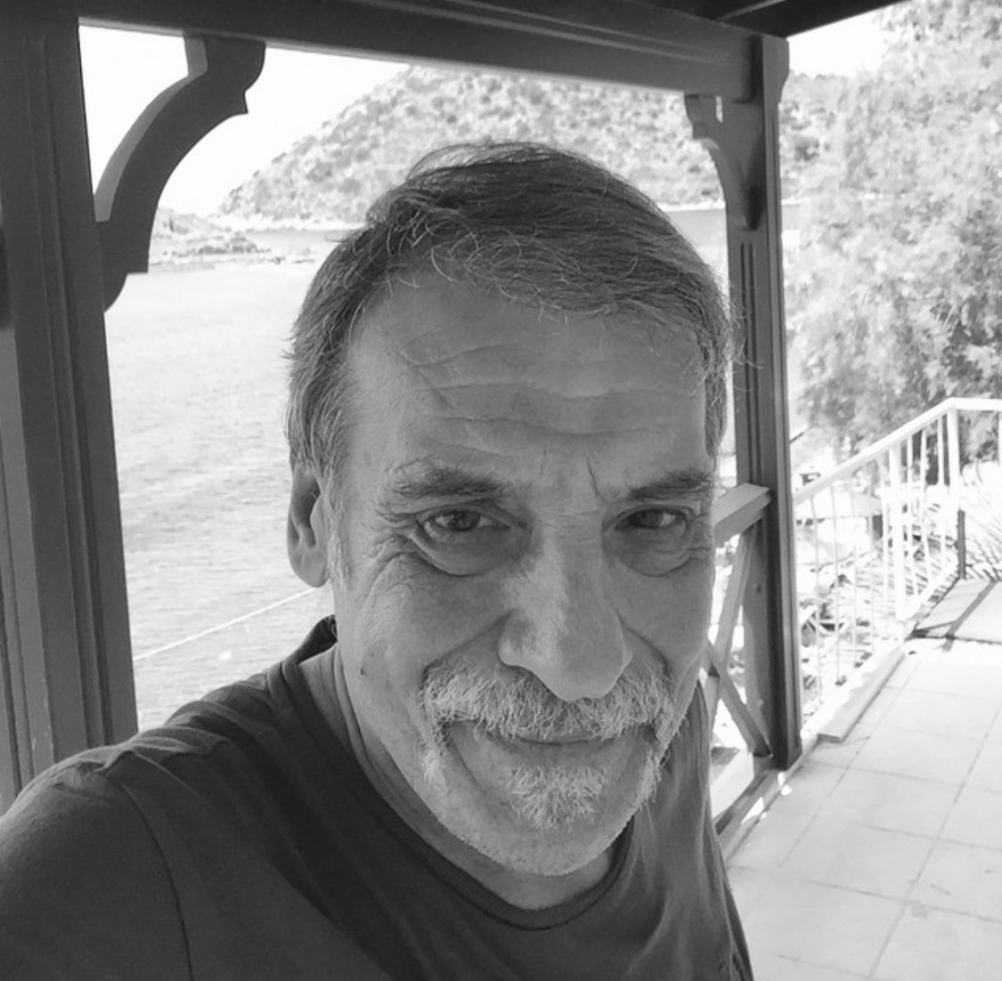 Sinema ve tiyatronun usta oyuncusu, Üç Kuruş’un babası, Fatmagül’ün Kadir Abisi Civan Canova’yı kaybetmenin derin üzüntüsünü yaşıyoruz. Kendisinin yeri hiçbir zaman doldurulamayacak, ailesine ve sevenlerine başsağlığı diliyoruz. #civancanova 🖤