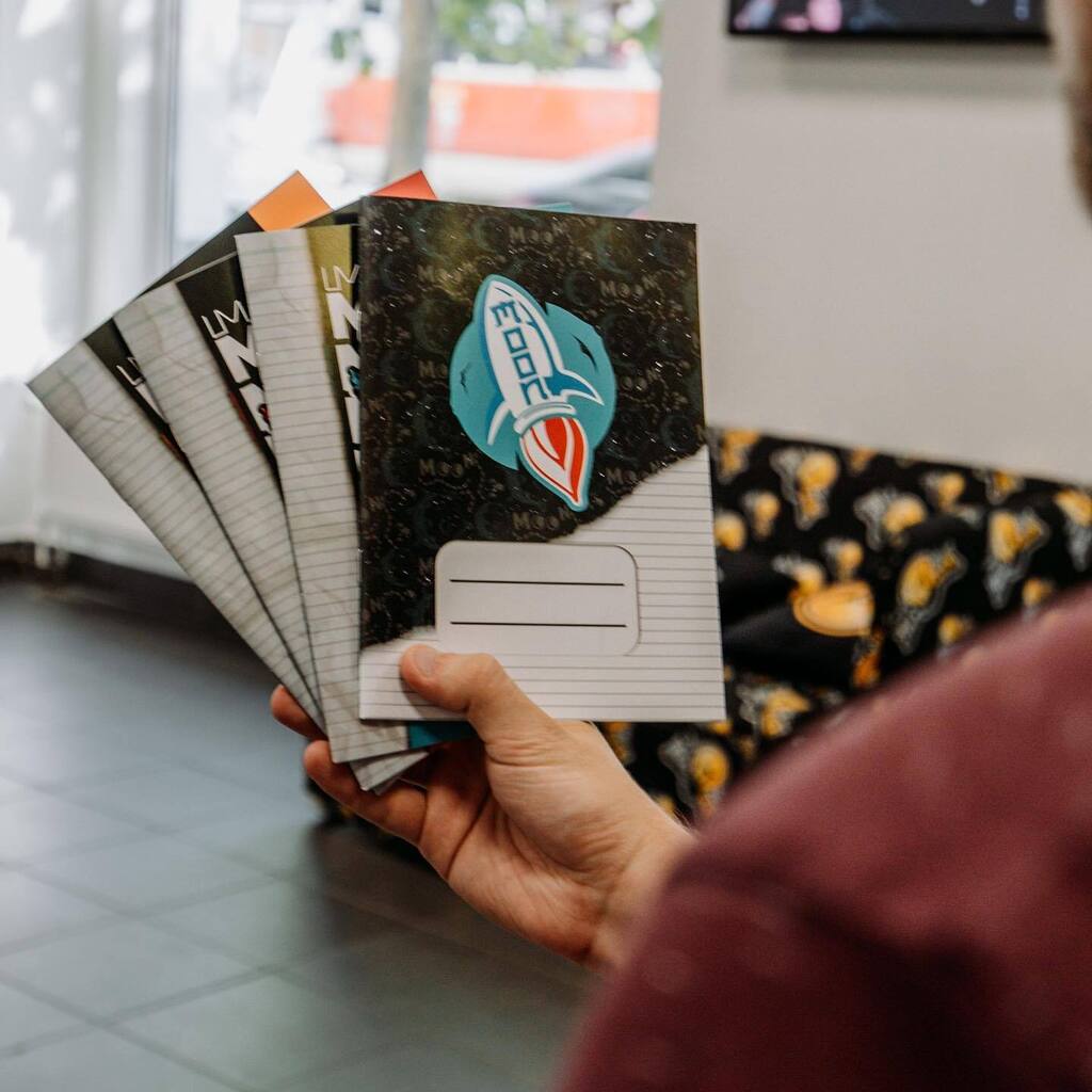 RealGeekShop's tweet photo. ⚡️RG BTS SEŠITY 📒

Do letošní BACK TO SCHOOL kolekce jsme připravili tolik druhů sešitů, že se nám ani všechny nevejdou do jednoho postu. 🤯

Tak si je pořádně prohlédni u nás na webu a dej nám vědět do komentářů, který sešit je za tebe nejvíc cool! 💬🔥
.
.
#bts #backtosch… https://t.co/Lvd0a0vP67