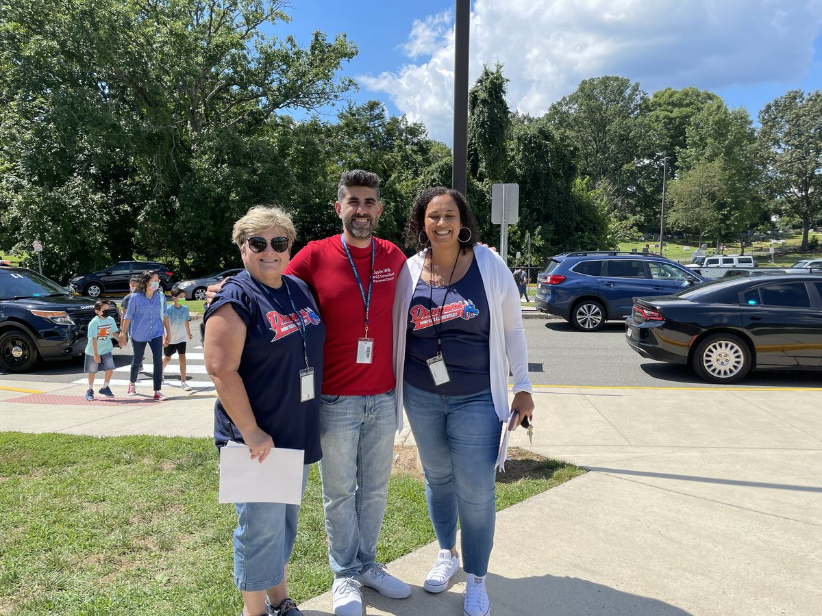 justindavidwilk's tweet photo. I have never seen so much excitement @DumfriesES with the community. @StarrGranby and her entire team are blasting off and putting Dumfries back on the map! Go Dragons! https://t.co/nqYwX5F3go