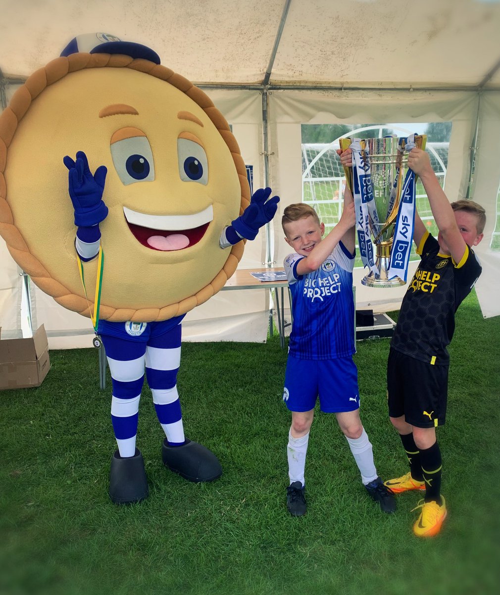 LauraPlatt9's tweet photo. Lovely afternoon at Aspull Juniors fun day! The lads loved Crusty the Pie 🥰@LaticsOfficial #futurelaticsplayers https://t.co/Iv44GwGQad