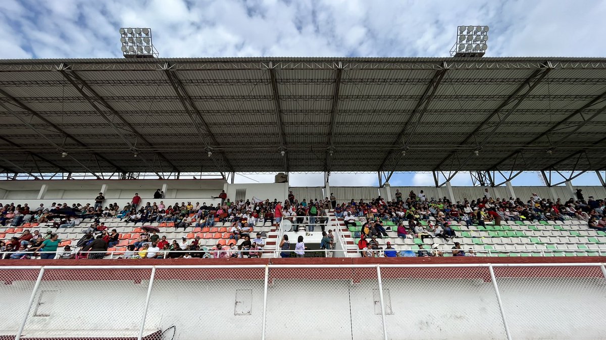 marcohgr's tweet photo. Sean todas y todos bienvenidos a este magno evento de inauguración, donde se dieron cita cientos de niñas, niños y jóvenes que serán participe de grandes proyectos sociales para el desarrollo y fomento del deporte en #Salamanca y todo #Guanajuato. 🏑⚽️

#PasiónPorElDeporte | #GTO https://t.co/2NkjJVkYic