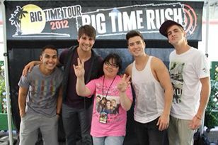 Dreamergurl_20's tweet photo. #BigTimeThrowback 9 years ago, I met @bigtimerush in Sacramento at their winter tour and in Mountain View at their summer tour!
I’m excited to be working the @bigtimerush show tonight at the Concord Pavilion! 😁💜 Making this work experience an #epicnight 😉
Aye @HeffronDrive? https://t.co/vr7Hzrds2P