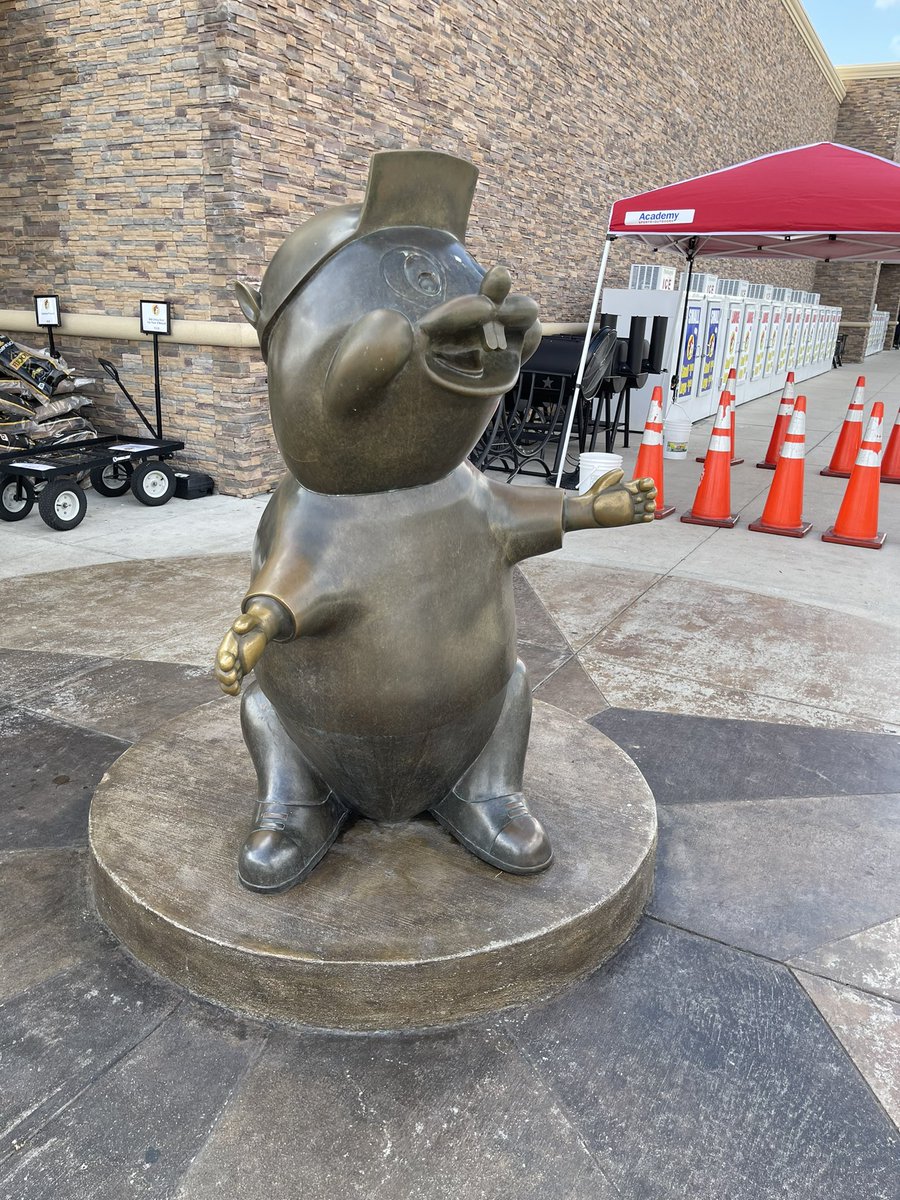 RequiredTeam's tweet image. Sometimes you have to meet customer at the @bucees half way so they can get their gear! #roadtrip #dowhatsrequired #manthisplaceisbusy