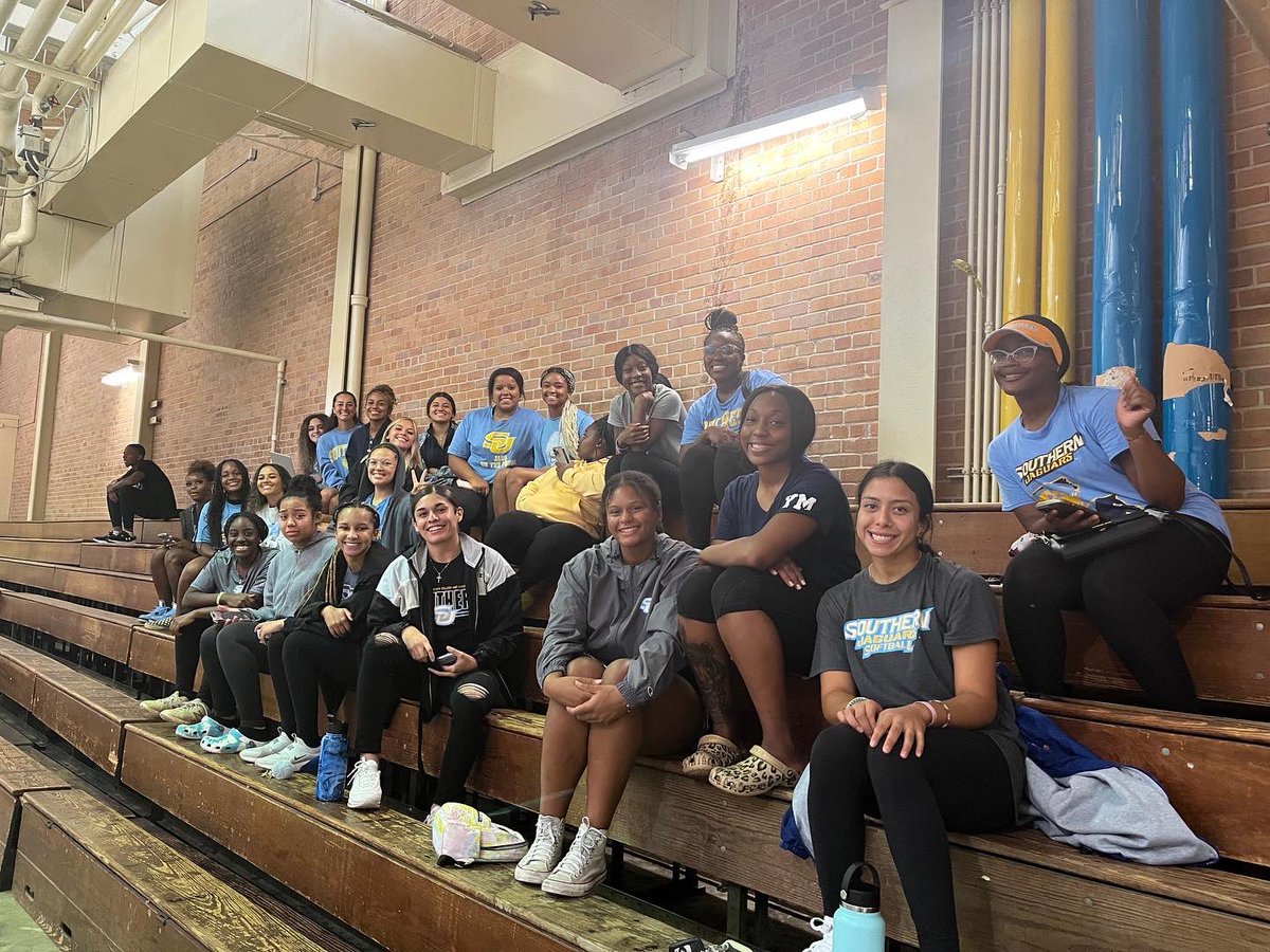 SUsoftball_'s tweet photo. SU Softball had a BLAST at the BLUE &amp; GOLD volleyball game last night! 💙💛🐆

#SouthernIsTheStandard #GoJags #ProwlOn https://t.co/5tQxPd50mV