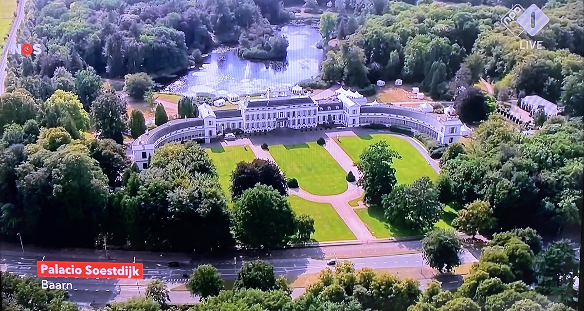 blijmetbaarn's tweet photo. Baarn was toch nog goed in beeld tijdens de #Vuelta2022: Palacio #Soestdijk. #BlijmetBaarn https://t.co/kkF9PDCxc8