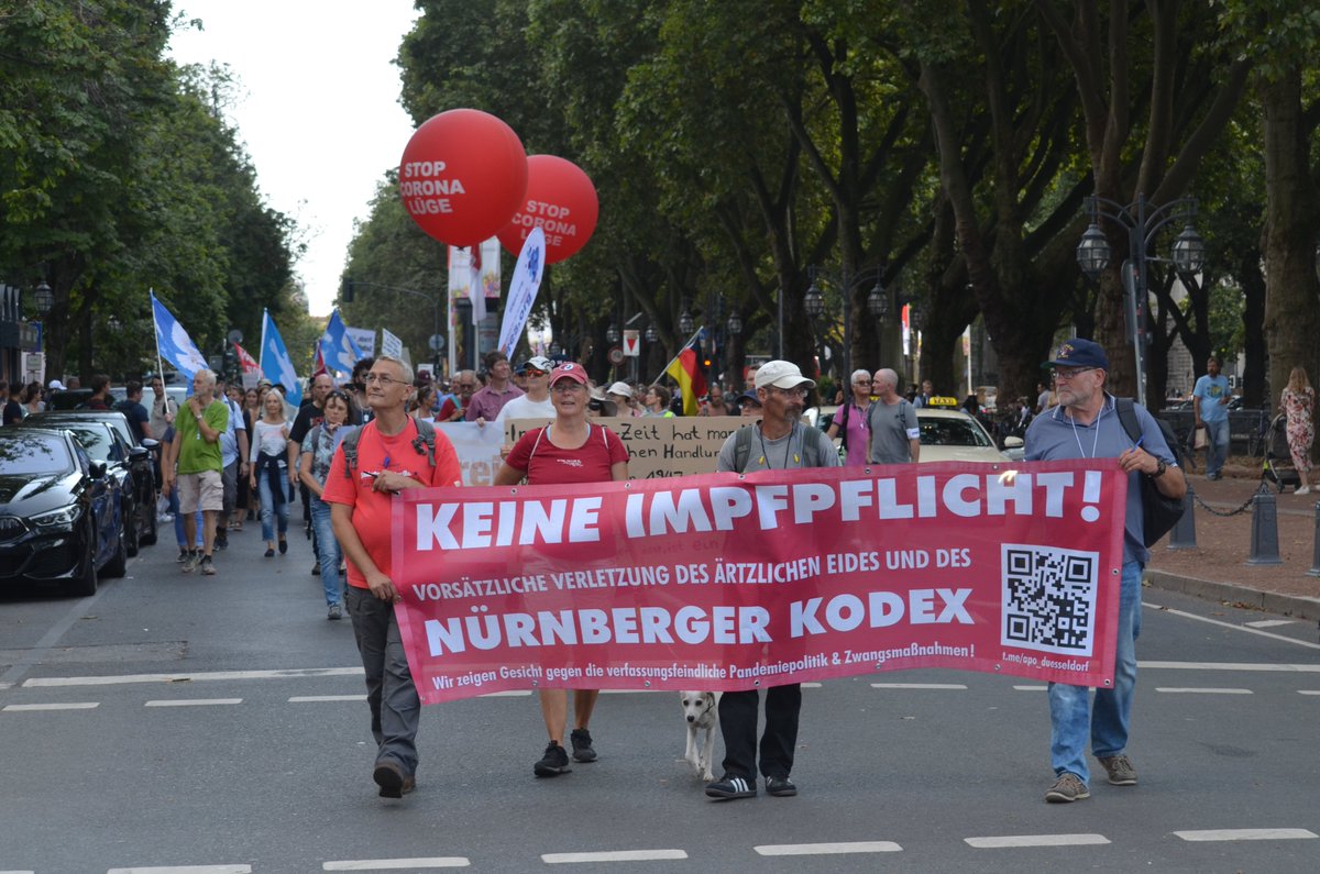 InfoportalDUS's tweet photo. Auch in #Düsseldorf kam es heute zu Demos von rechtsoffenen Pandemieleugner*innen u. Impfgegner*innen, die sich in der Rolle wähnten, den Nürnberger Kodex zu bewahren.
Impfangebote gegen COVID-19 stellten diese als "Impfzwänge" dar, die gegen den Kodex verstoßen würden. #dus2008 https://t.co/rzA8ZNH5uU