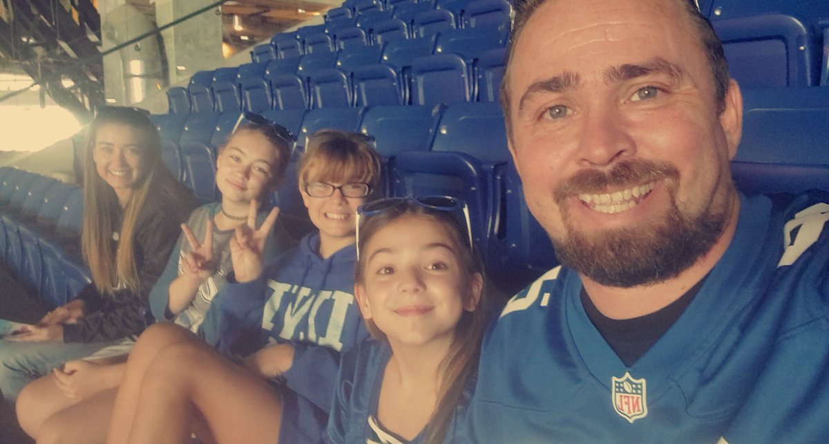 bman_michael's tweet photo. #DETvsIND  At Lucas Oil with my beautiful girls! https://t.co/kxiGr976Fu