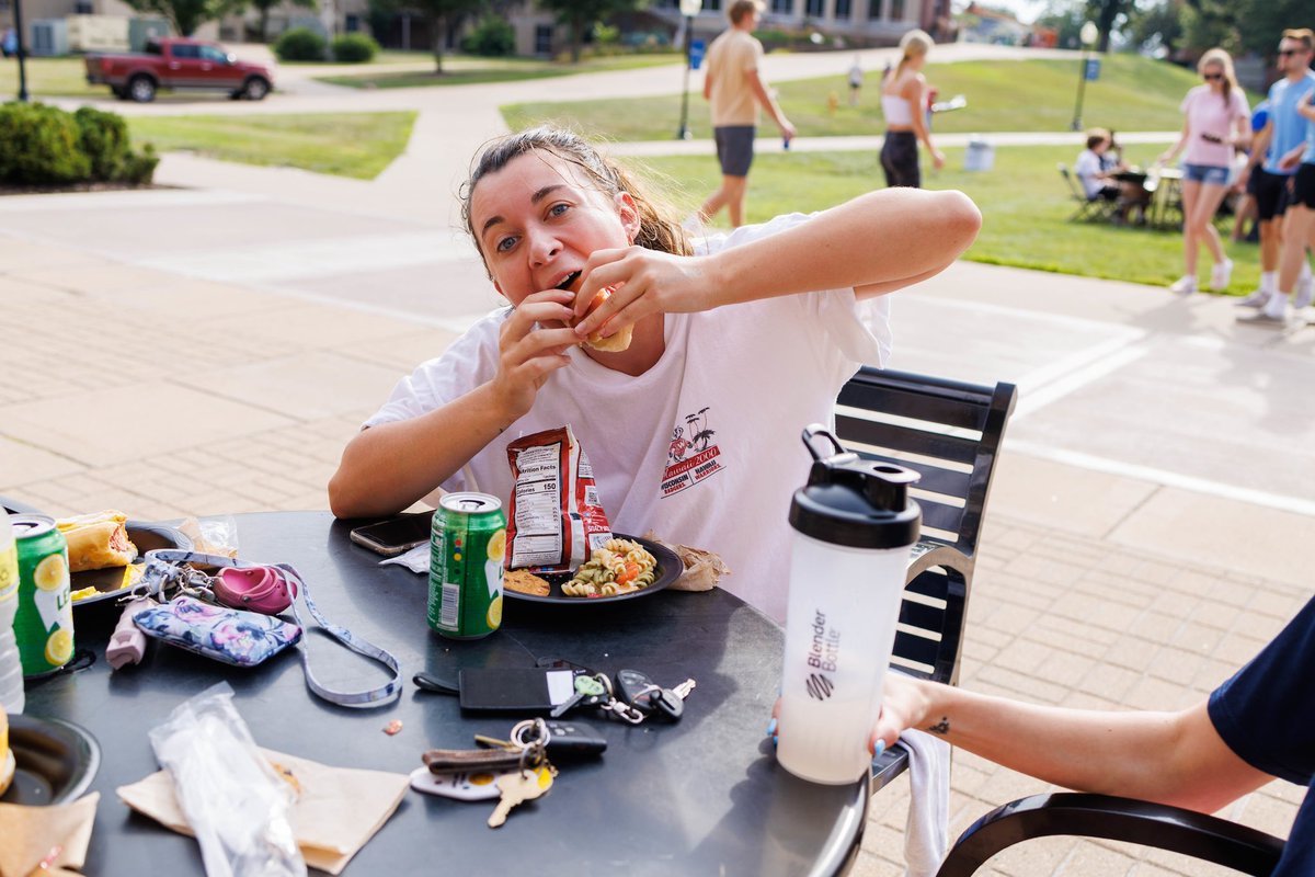 stambrose's tweet photo. We had a blast at yesterday’s cookout! Special thanks to the @SAUcafe team for always taking care of us. 💙🌭🍔 #SAUWelcomeWeek https://t.co/NXgQqHfH0z