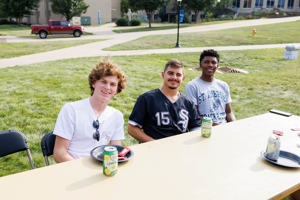 stambrose's tweet photo. We had a blast at yesterday’s cookout! Special thanks to the @SAUcafe team for always taking care of us. 💙🌭🍔 #SAUWelcomeWeek https://t.co/NXgQqHfH0z