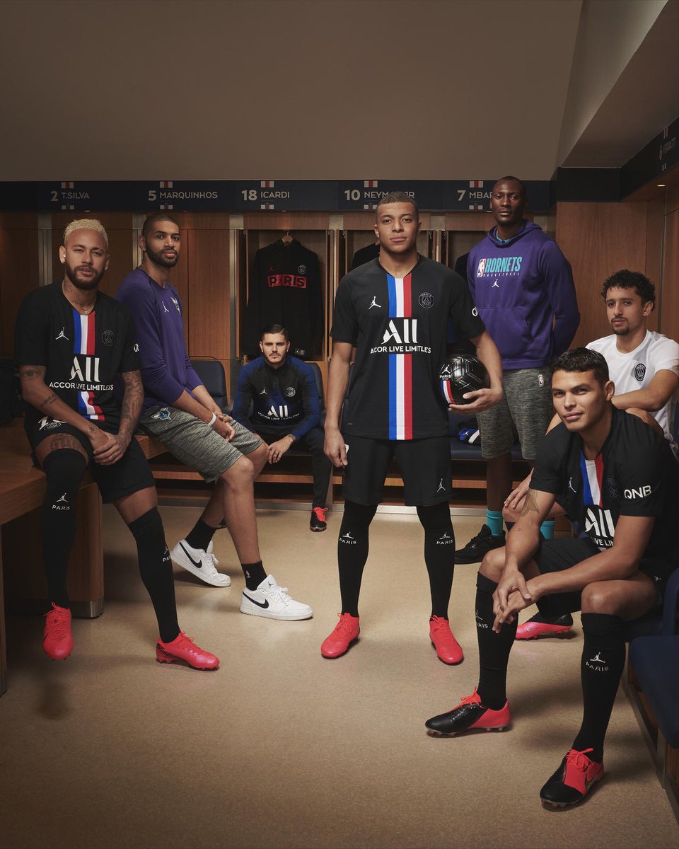 Matheo_2812's tweet photo. Les maillots Jordan du PSG c’est toujours des Masterclass https://t.co/U3kaK649kI