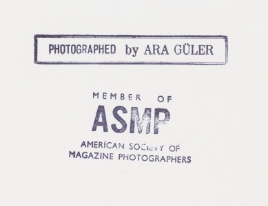 19 Ağustos Dünya Fotoğraf Günü'nü Amerikan Kız Koleji arşivlerinden çıkan iki Ara Güler fotoğrafıyla kutluyoruz! #WorldPhotographyDay2022 #BounArchives

<a href="/RobertCollege/">Robert College</a> mezuniyet töreni, 1960'lar, iki cüppeli beyefendi Alfred Ogden (sol) ve Patrick Murphy Malin (sağ)