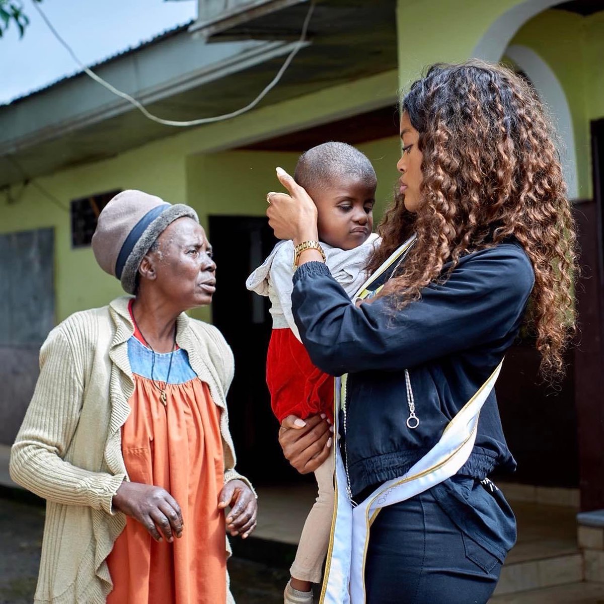 reizazollo's tweet photo. Poursuivant ma tournée à l’ouest, j’ai décidé de faire un tour dans la localité de Mbouo (L’ORPHELINAT DE MBOUO)
J’ai partagée des moments inoubliables et riches en émotions. De même, offrir quelques présents pourqu’ils puissent débuter la rentrée scolaire. https://t.co/B2L6Z7oJOa