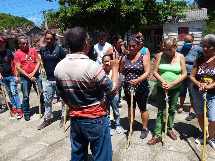 MagJorgeCastro's tweet photo. ⚠️⚠️Ustedes no están viendo mal... el régimen está armando con palos a trabajadores estatales en Granma... los que dicen amar y nos tachan de odiadores legitiman la violencia entre cubanos!!
#CubaPaLaCalle #VergüenzaNacional https://t.co/h3BmZCuf8I