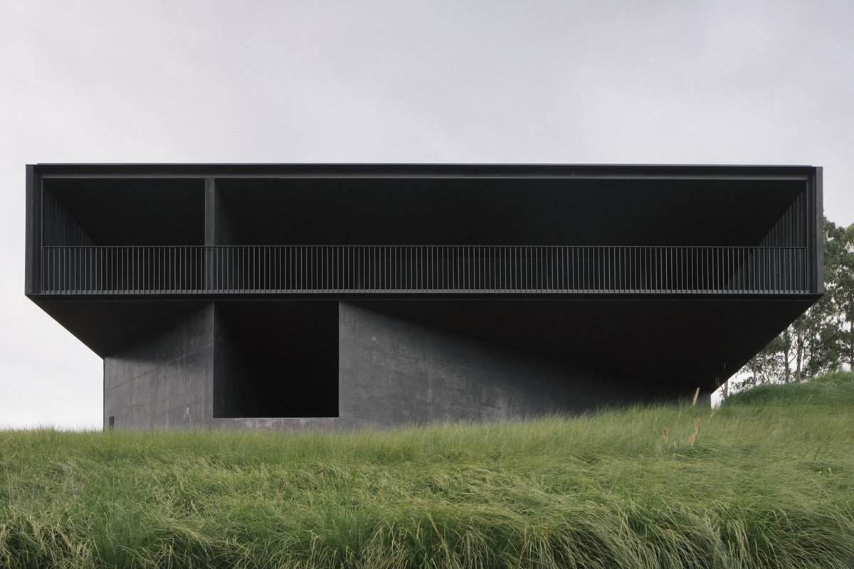 DerrickHRealtor's tweet photo. Do you like the dark color of this modern home's exterior? #architecture #homelove  https://t.co/8w6civNKIm https://t.co/kwLgbcR4ng