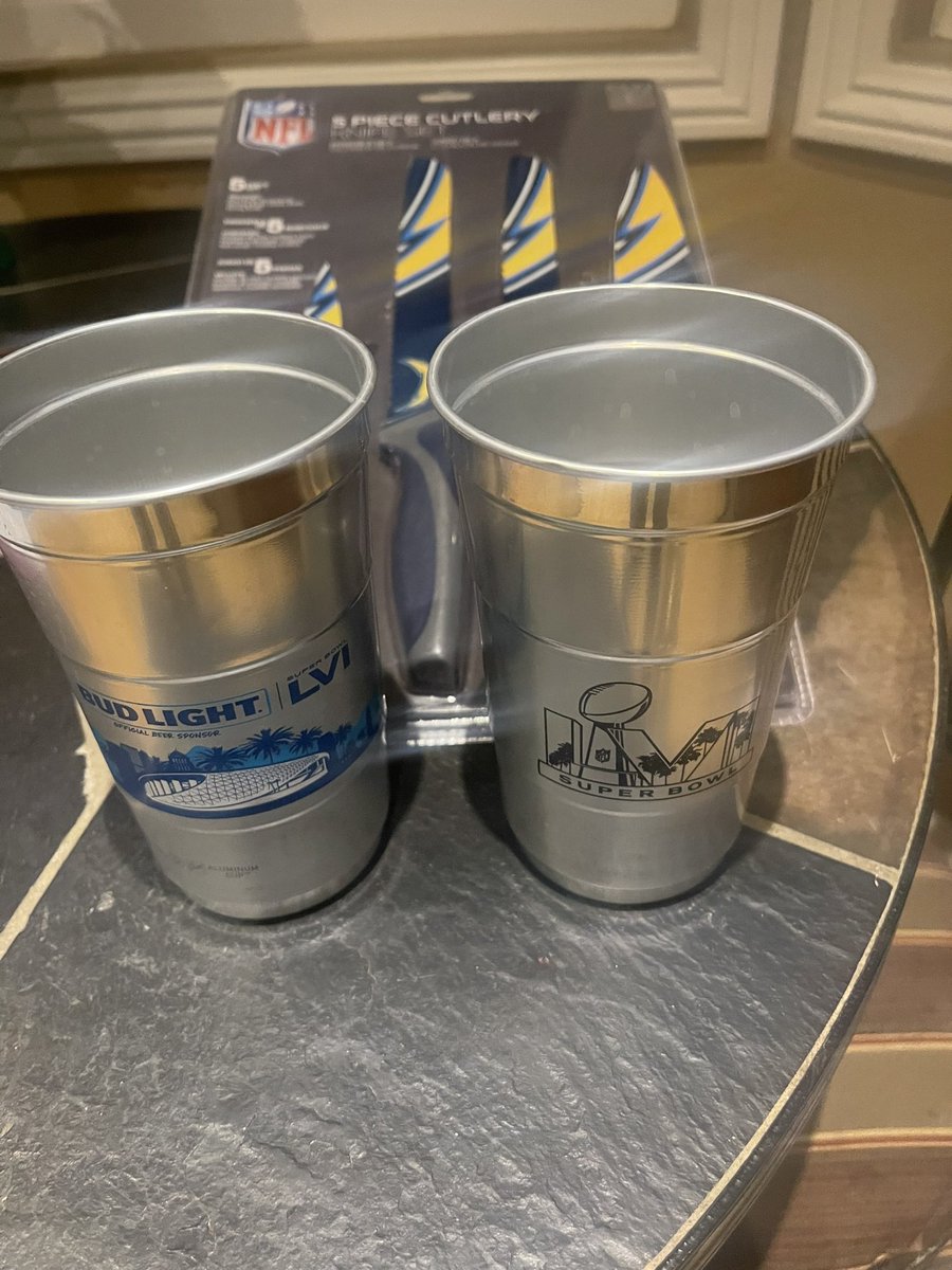 BoltVox's tweet photo. Kind of cool😎 last weekend @SoFiStadium they were slinging the left over SuperBowl cups. #BoltUp 🏈🏈#Section121 club! https://t.co/or8Uu1se64