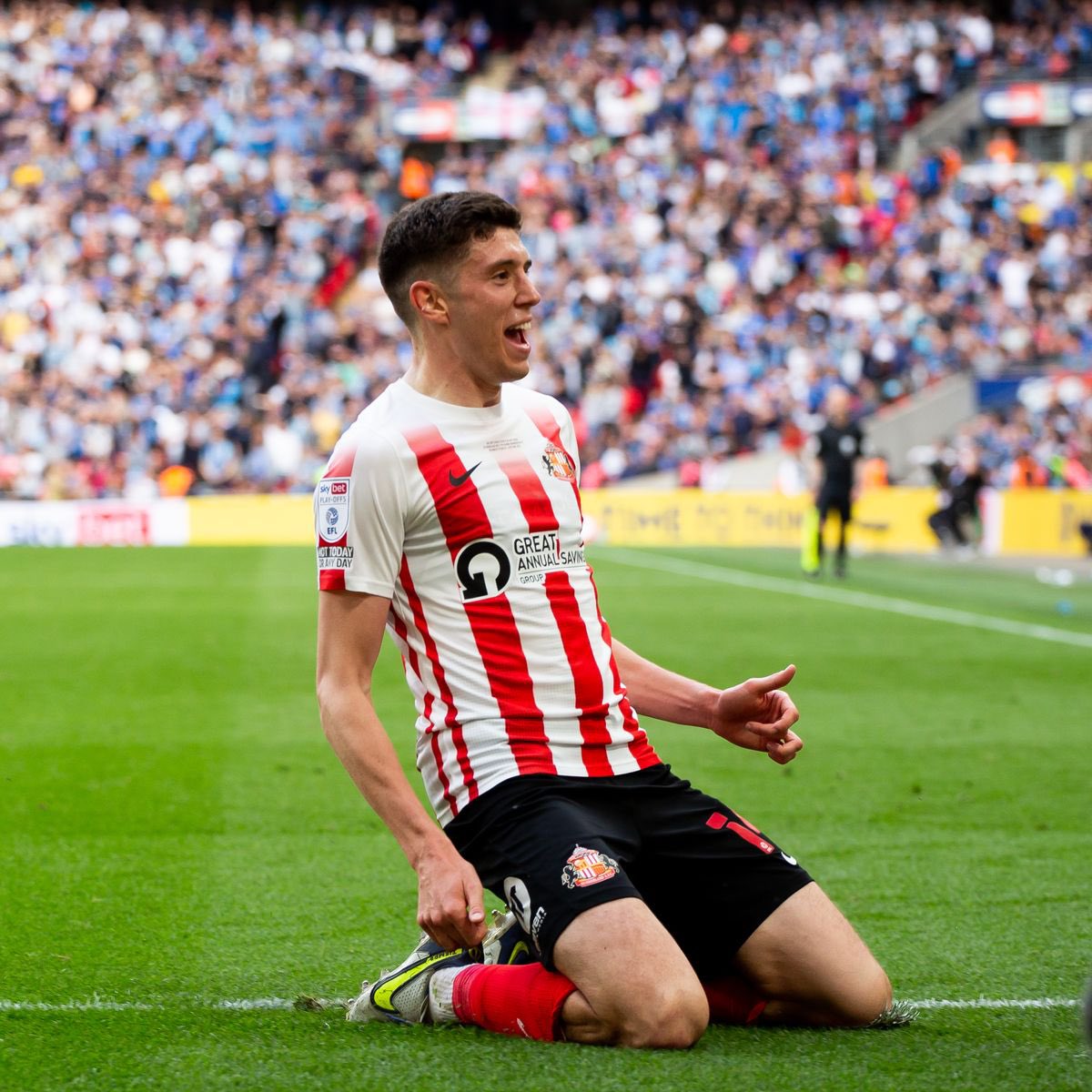 _The72's tweet photo. I’ll go on record &amp; say it with my chest. Ross Stewart is the best striker in the championship. He has absolutely everything. There’s not a single attribute that he doesn’t have. Whatever you can possibly want a striker to be good at, he is. An incredible focal point.

#SAFC https://t.co/0B1kRdPRBP