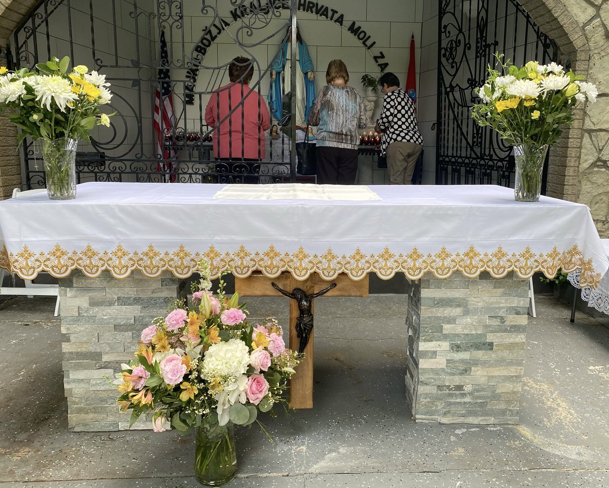 DubrovnikGarden's tweet photo. What a wonderful turnout for the Feast of the Assumption at our Croatian Center on August 14.
.
.
.
.
#croationcenter #picnicgrounds #pavilion #chapel #soccerfields #feastoftheassumption #americancroatian #dubrovnikgarden #dubrovnikgardenrestaurant #croatianfood #cleevents https://t.co/gTAqiDpHi0