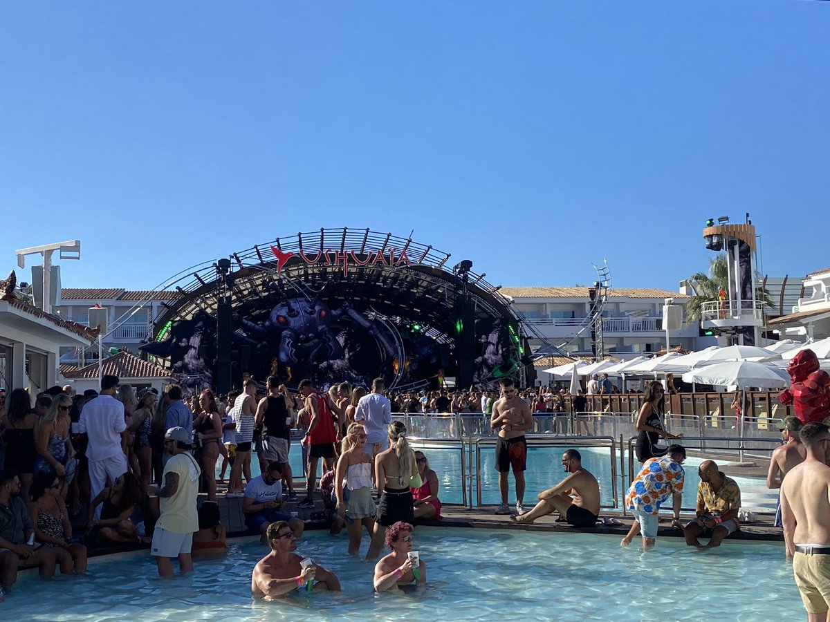 mangk3y's tweet photo. Lezdodeez #ushuaia https://t.co/X4Vg002hL4