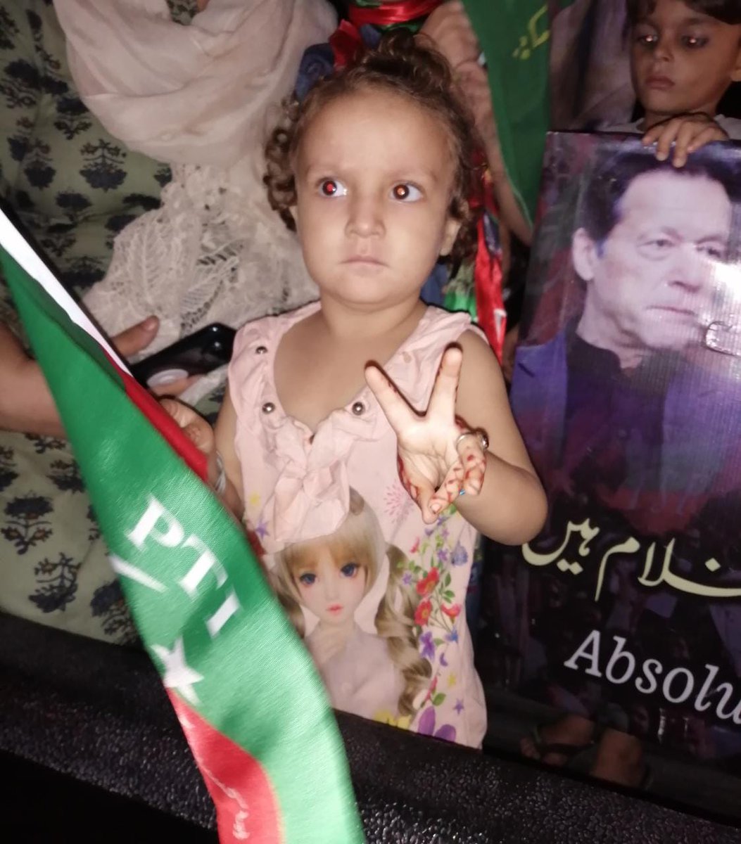 PtiOfficialSGD's tweet photo. تم نے عمران خان کو حکومت سے نکالا, مگر آؤ دیکھو پاکستان کی قوم کا ہر بچہ, بڑا, بوڑھا, نوجوان اور خواتین عمران خان کے ساتھ قدم سے قدم ملا کے کھڑے ہیں۔ 
ھم کوئی غلام تو نہیں
#شہباز_گل_کو_رہا_کرو #ARY_NEWS https://t.co/U8CVxkvaHp