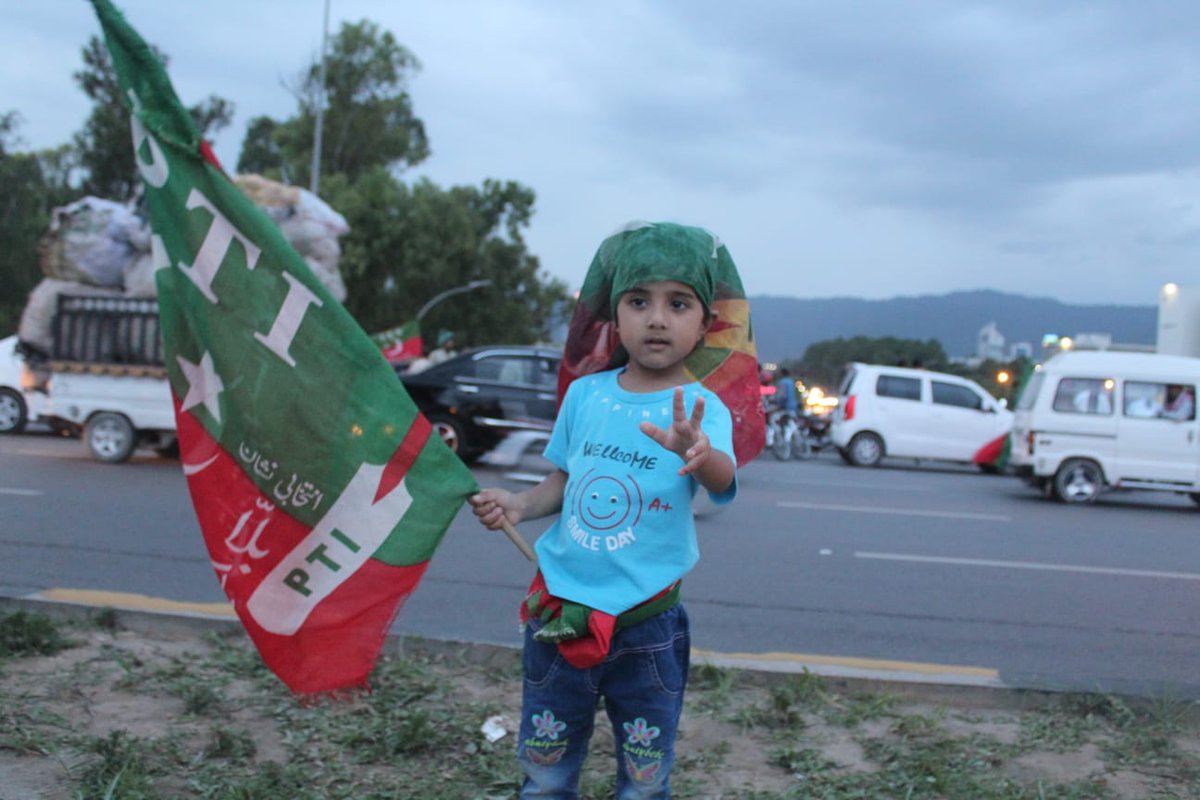PtiOfficialSGD's tweet photo. تم نے عمران خان کو حکومت سے نکالا, مگر آؤ دیکھو پاکستان کی قوم کا ہر بچہ, بڑا, بوڑھا, نوجوان اور خواتین عمران خان کے ساتھ قدم سے قدم ملا کے کھڑے ہیں۔ 
ھم کوئی غلام تو نہیں
#شہباز_گل_کو_رہا_کرو #ARY_NEWS https://t.co/U8CVxkvaHp