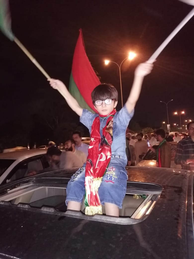 PtiOfficialSGD's tweet photo. تم نے عمران خان کو حکومت سے نکالا, مگر آؤ دیکھو پاکستان کی قوم کا ہر بچہ, بڑا, بوڑھا, نوجوان اور خواتین عمران خان کے ساتھ قدم سے قدم ملا کے کھڑے ہیں۔ 
ھم کوئی غلام تو نہیں
#شہباز_گل_کو_رہا_کرو #ARY_NEWS https://t.co/U8CVxkvaHp