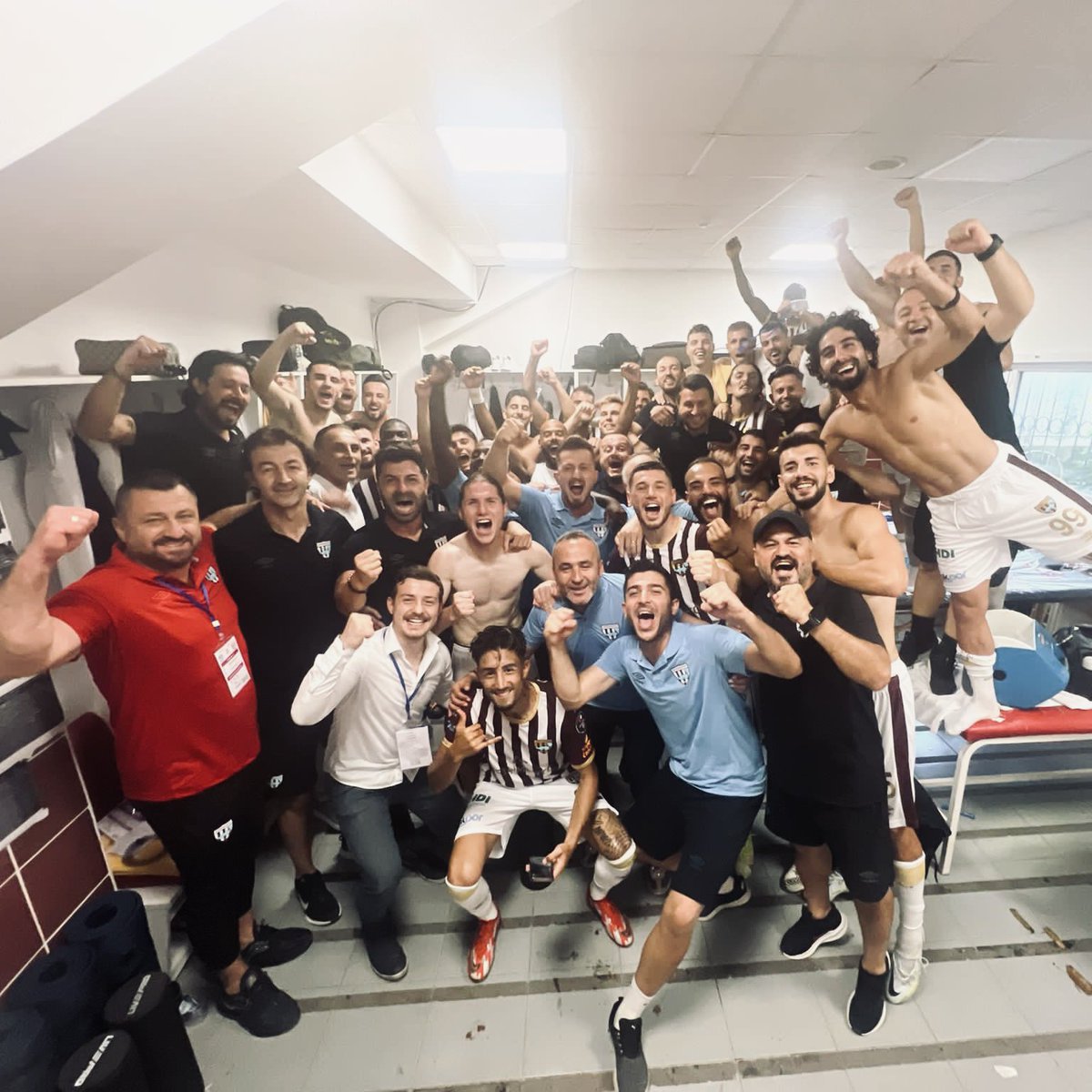 Bandirmaspor's tweet photo. Sezonun ilk galibiyet pozu! 💪🏻

#BandırmaOlmuşHayatımız https://t.co/MbyhfiLx77