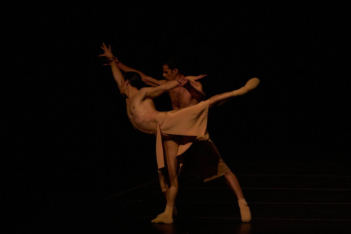 danzatlan's tweet photo. Al recordar este momento nos seguimos quedando sin aliento. 

"Faun(e)" de David Dawson con Alejandro Martínez y #MarceloGomes 🙌 #Danzatlán2022 https://t.co/YPd0LxRXLH