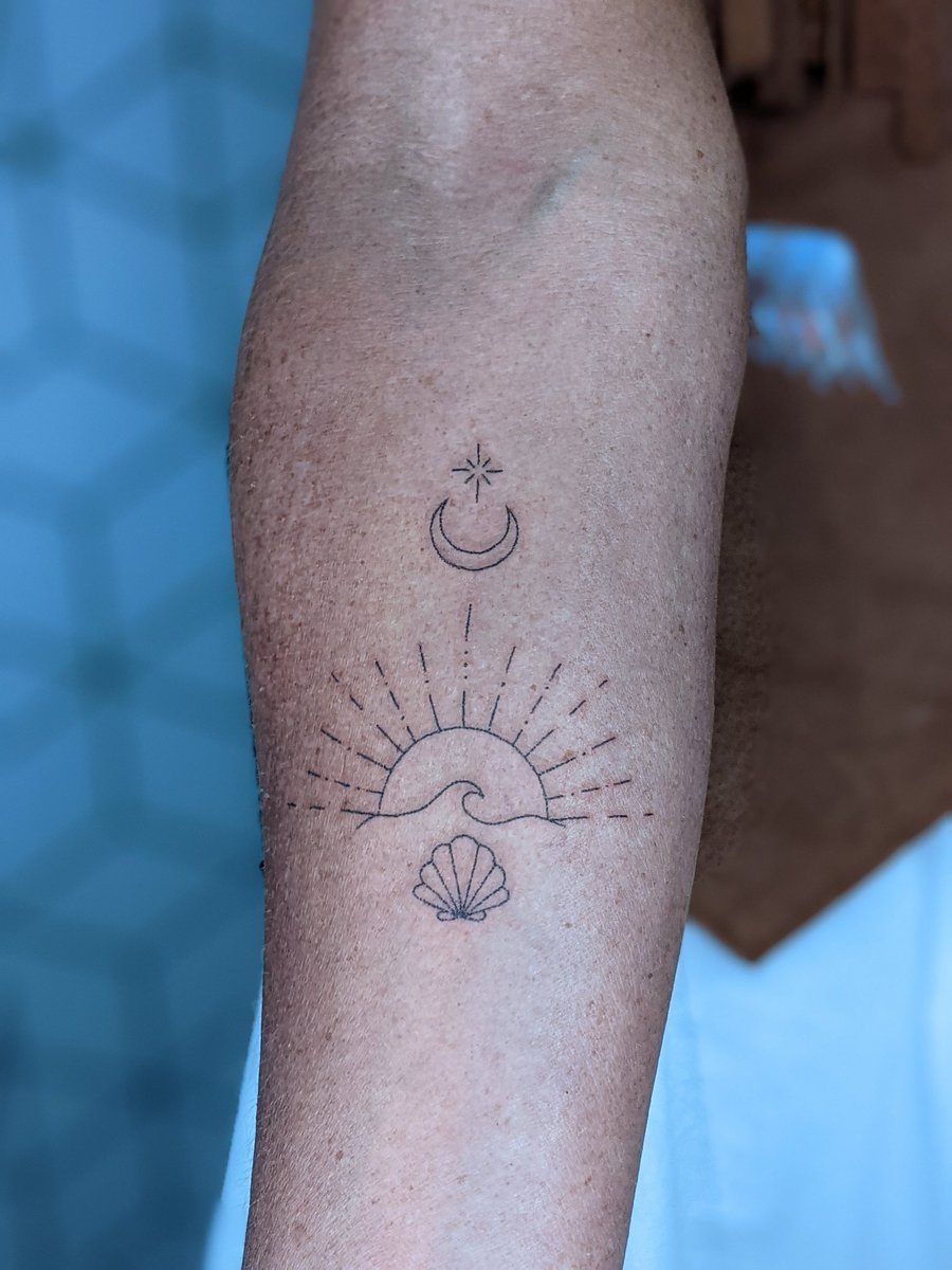 banshee_boness's tweet photo. Another day drawing on people's skin ✨🌊
#tattooartist #handpoketattoo #stickandpoketattoo https://t.co/Ei9vv288vW