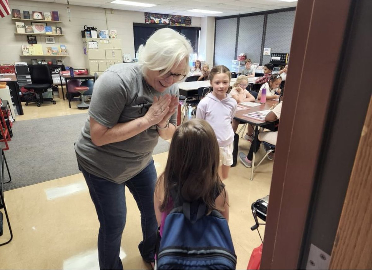 AudreyCounselor's tweet photo. Love how our teachers welcome our Freedom friends🥰 @Freedom_Lakota #WEAreLakota #joy
#greatfirstweek https://t.co/8D0GW3WtOf