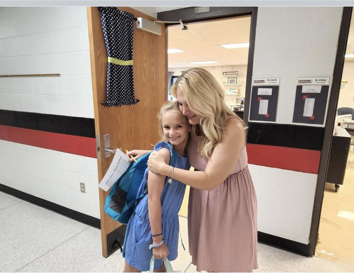 AudreyCounselor's tweet photo. Love how our teachers welcome our Freedom friends🥰 @Freedom_Lakota #WEAreLakota #joy
#greatfirstweek https://t.co/8D0GW3WtOf
