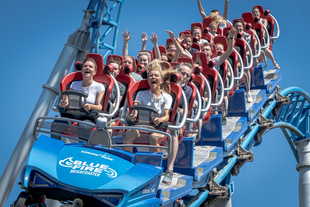 bernhardrein's tweet photo. Multitalent im #megacoaster – Rechtsanwältin, Bestseller-Autorin, Moderatorin und Schauspielerin Laura Karasek stellte sich der #bluefire und ich durfte dies auf die Festplatte bannen.

#bernhardrein  #europapark #youropark #work #photographer #rollercoaster #themepark https://t.co/ZrW5zzGQtv