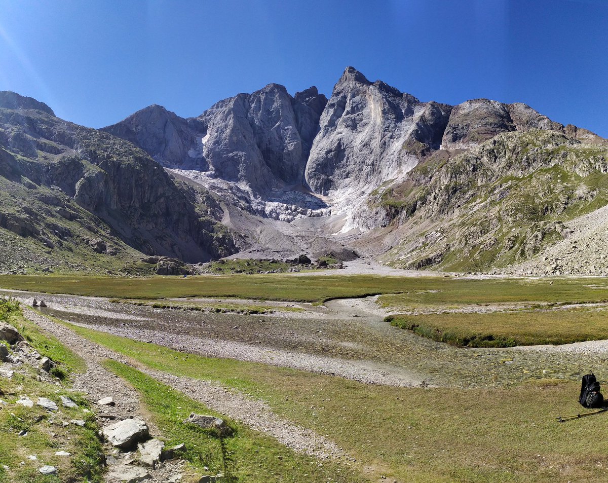 CaroForca's tweet photo. Une journée parfaite au pied du Vignemale, point culminant des Pyrénées côté français. Tout est à proximité mais on n'en profite pas assez... https://t.co/D5VLRHQVl3