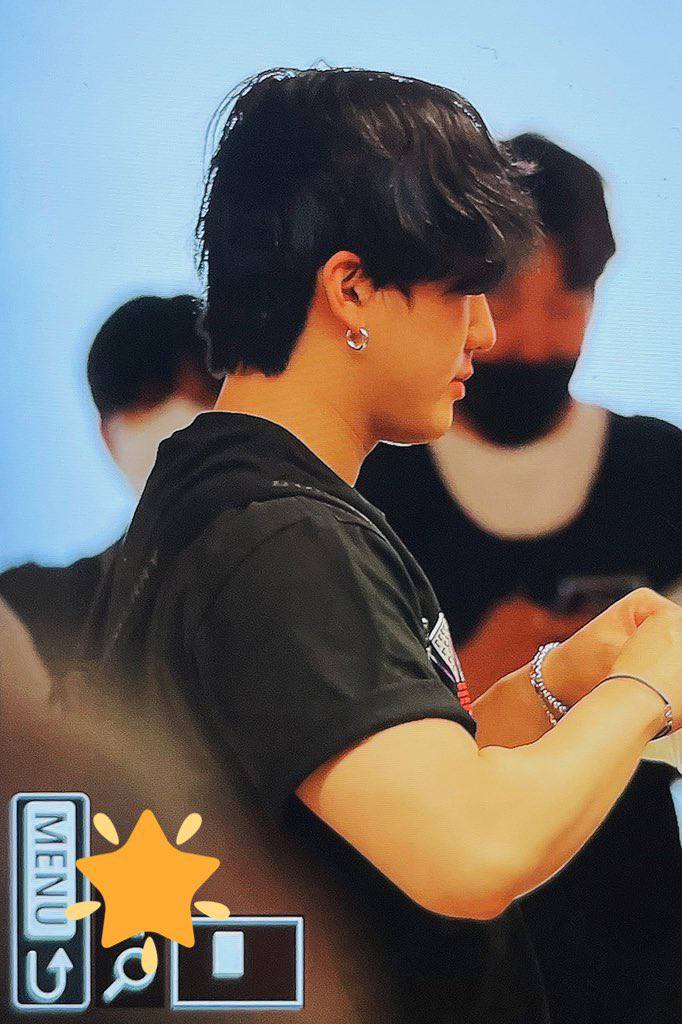 jiniret_skz_zoo's tweet photo. +And my #HyunBinni fan heart rejoices as #Hyunjin looks at #Changbin.
And looking at #SeoChangbin, I just lose consciousness with delight, how incredible, stunning and brutal he is.
@Stray_Kids #Changbingeniusrapper #Changbinbestsinger #StrayKids #Changbinbestboy #HwangHyunjin https://t.co/HsvncKxZAQ