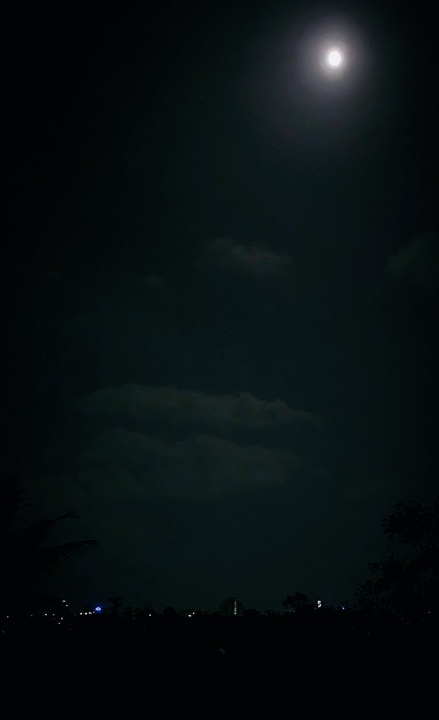 NikhaSab's tweet photo. Why a - Caption of 'GOODNIGHT'..
    When a click like this is with me..
Nights 🌙🖤..are just 😯Fab!
 [Self📸]
    #Nightclick #Love #Fab #Goodnighttwitter #Twitternight https://t.co/CfTxfPh6sc