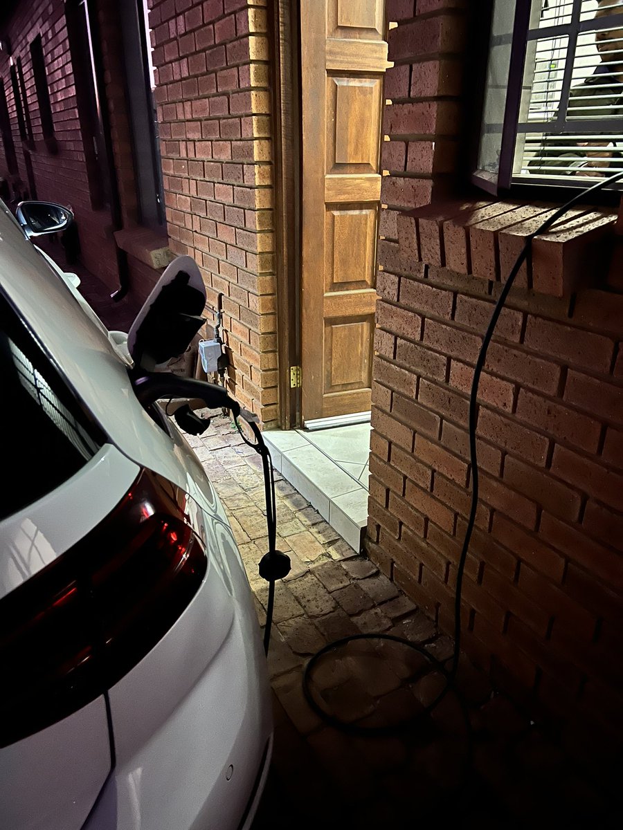 IamKumbi's tweet photo. Charging at home, from 50% and at this rate, it will take 11 hours to get to 100%. https://t.co/bCiNS51QxU