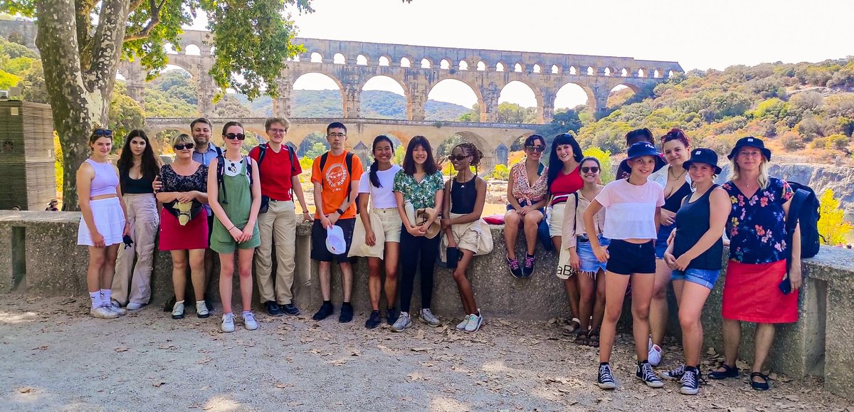 🇫🇷 Le week-end dernier, nos étudiants ont visité le Pont du Gard, un monument unique et très populaire parmi les touristes chaque année. 😍 

#NewLsf #activité #lePontduGard #weekend