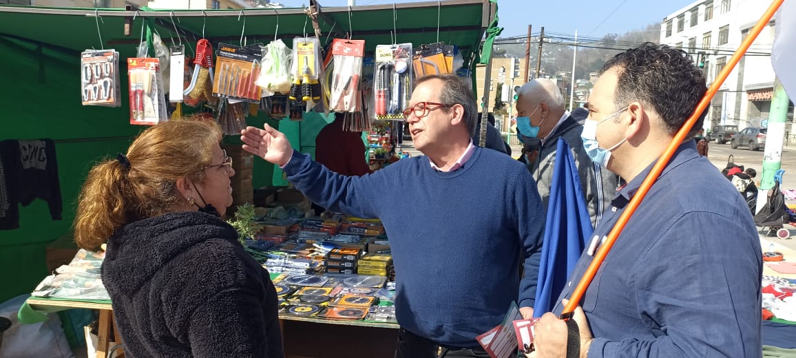 📸 Nuestro Presidente Nacional <a href="/FelipeDelpin/">Felipe Delpin</a> junto a militantes de Valparaíso movilizados por el #Apruebo. Banderazo y diálogo con la ciudadanía, para que esté 4/9 la gente vote informada #DcAprueba