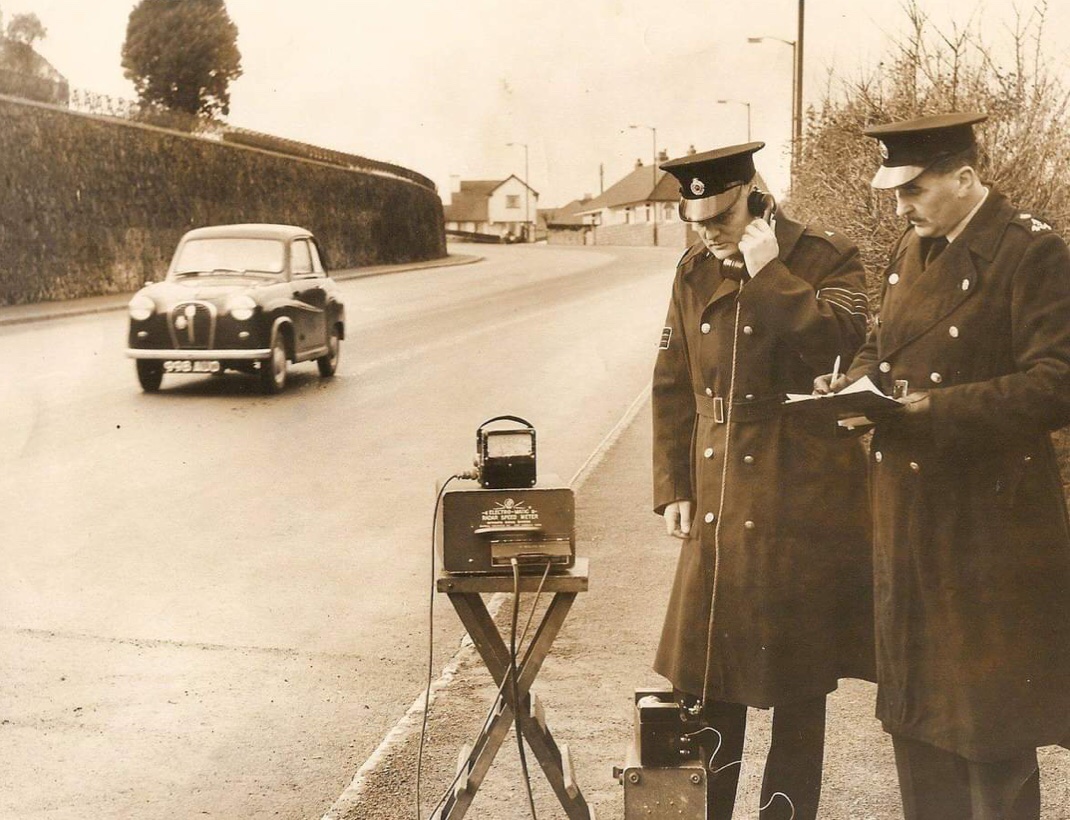 History🇬🇧1950s: eyeing the speed-merchant!..............a time when post-war reconstruction was in full-swing, unemployment was low &amp; consumer consumption, in tandem with motorcar ownership, was steadily on the rise, Barnstaple, North Devon.
