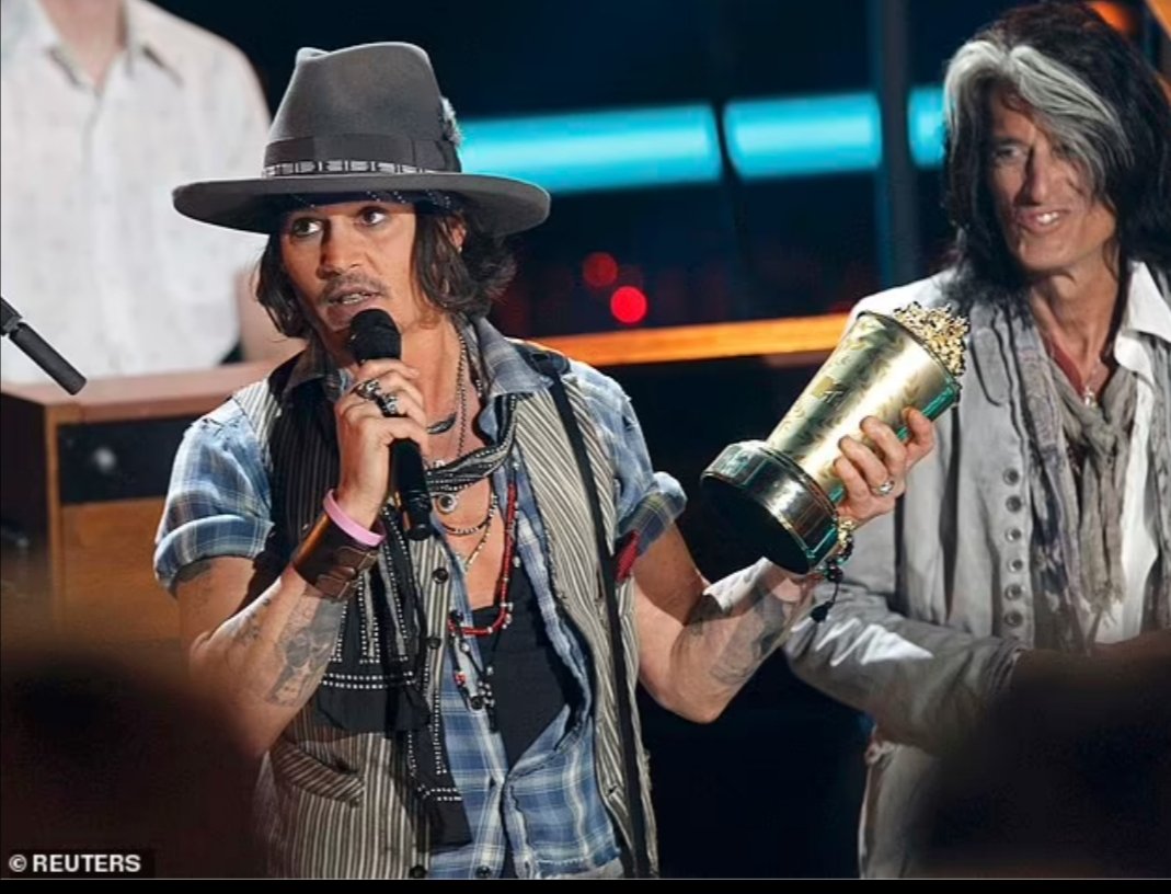 fooserchic79's tweet photo. This would be really awesome to see again! I know he's not nominated for anything but the "surprise appearance" would be fucking amazing and I'm here for it. ๐ฟ๏ฟฝ๏ฟฝ๏ฟฝ
#JohnnyDeppRises #JohnnyDeppMTV #SupportJohnnyDeppVMAS
#JohnnyDeppIsALegend https://t.co/MmmOv7L66p