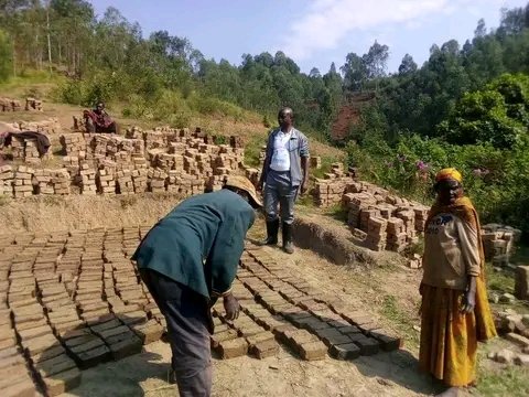 commune_kiganda's tweet photo. #Burundi: Ku musi wa gatandatu w,ibikogwa rusangi , Musitanteri wa @commune_kiganda yifadikanije  n, abenegihugu bo kumutumba wa nkomwe Mu gufyatura amatafari yo kubaka ibiro vy,umukuru w, umutumba.
@MuramvyaProv @MininterInfosBi https://t.co/Y016fSXG8f