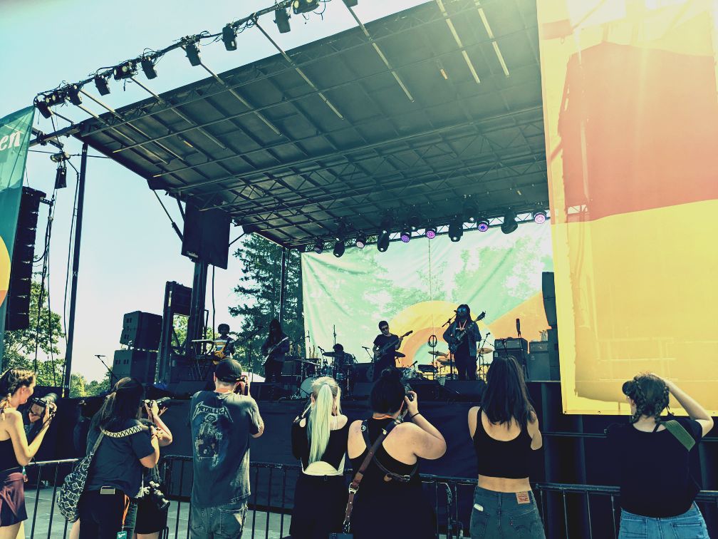 taco2day's tweet image. Black Rabbit bringing it down a notch to a low psych simmer #inbetweendays #humplive @blacrabbitband @InBtwnDaysFest