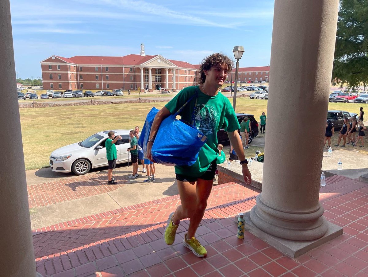 obunews's tweet photo. Our Tri-W’s are working hard at Agee!!! We are so grateful for our returning students who serve on Move-In Day and who make our new students and their families feel loved and welcomed. God bless you all!!! #obubison #obufutureshapers #obuww https://t.co/FfLARCdtlk