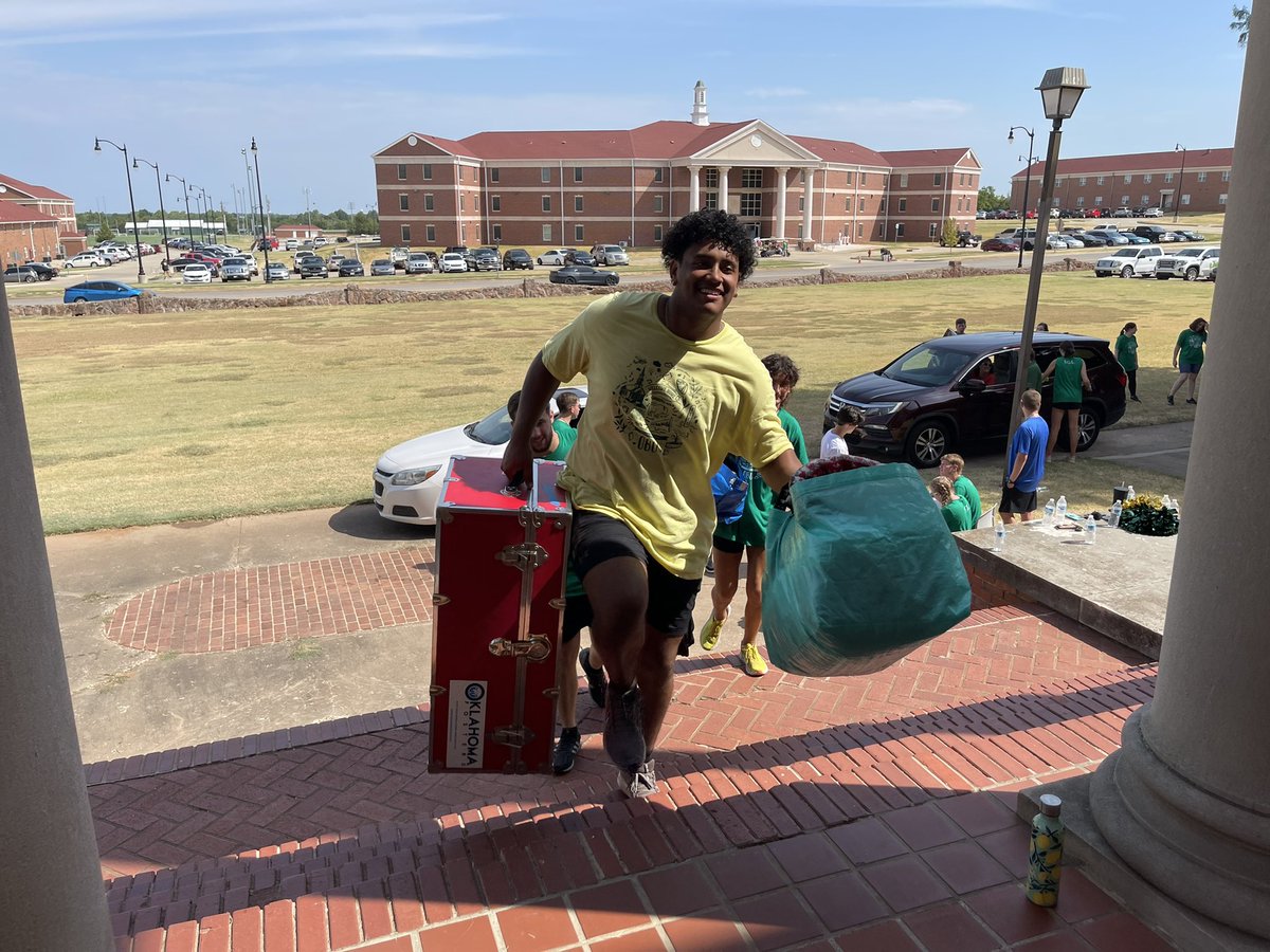 obunews's tweet photo. Our Tri-W’s are working hard at Agee!!! We are so grateful for our returning students who serve on Move-In Day and who make our new students and their families feel loved and welcomed. God bless you all!!! #obubison #obufutureshapers #obuww https://t.co/FfLARCdtlk